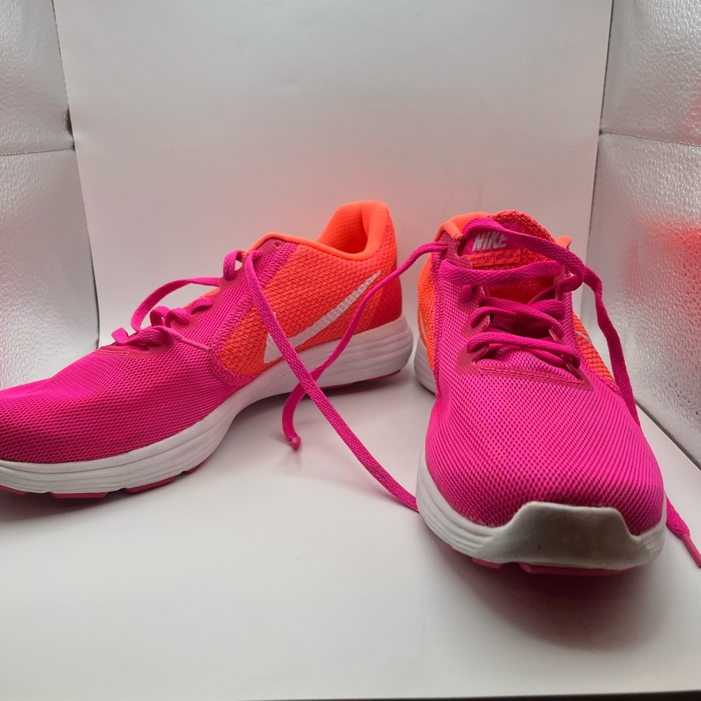 Womens Nike orange/fushia size 10 never worn